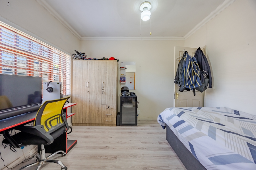 5 Bedroom Property for Sale in Bothasig Western Cape